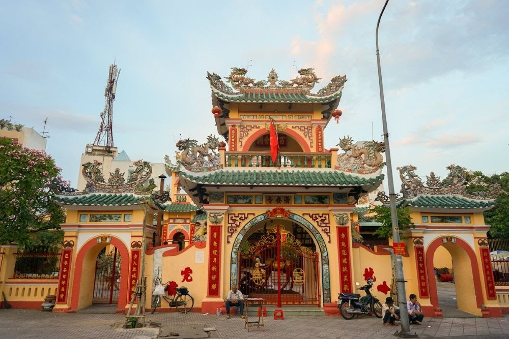 Thuê xe đi 12 cảnh chùa ở Bình Dương